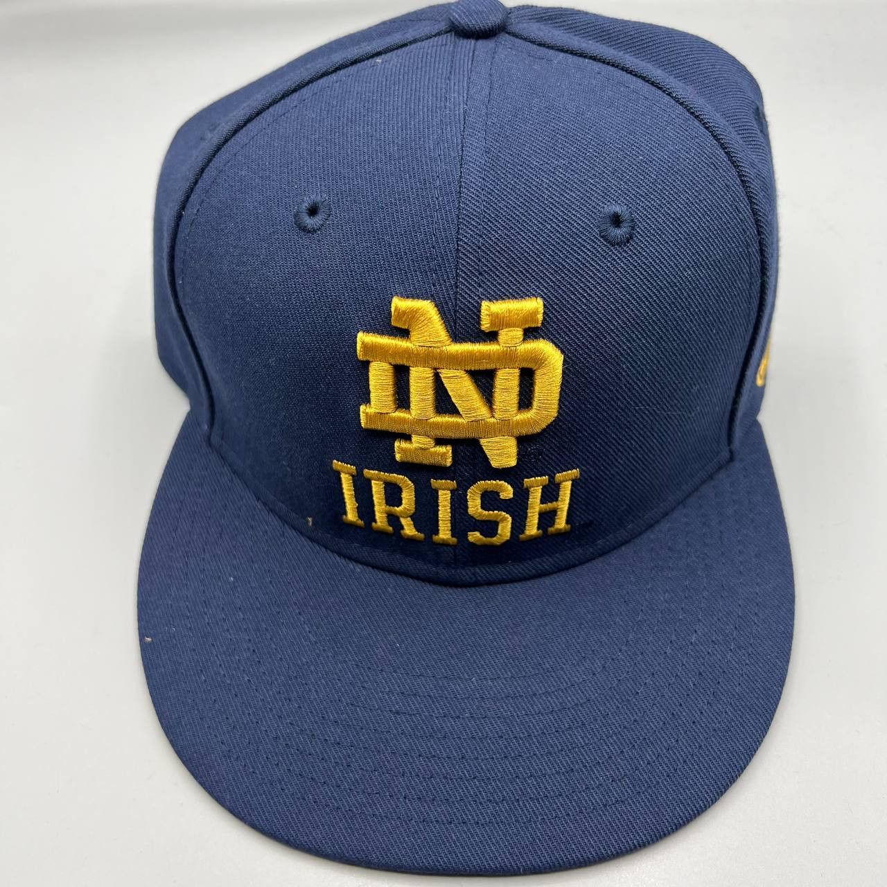 Casquette Fitted Mitchell & Ness Notre Dame – Multicolore (bleu, Vert, Or, Blanc) – Taille 7 3/8 – NCAA – Neuve Avec étiquette