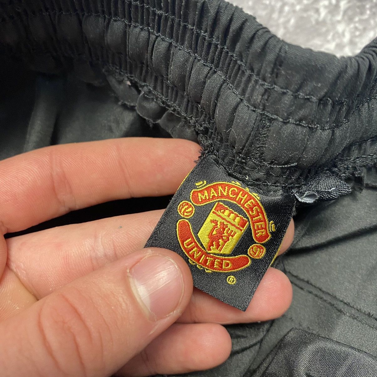 Vintage Vintage Manchester United Small Logo Offical team shorts Size US 34 / EU 50 - 6 Thumbnail