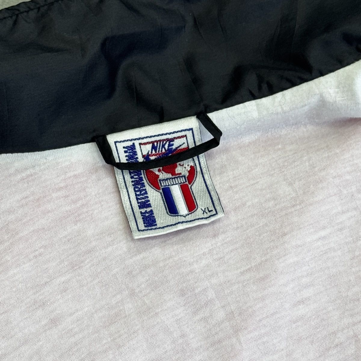 Nike Vintage Nike International Nylon Men Track Jacket Size XL Size US XL / EU 56 / 4 - 9 Thumbnail