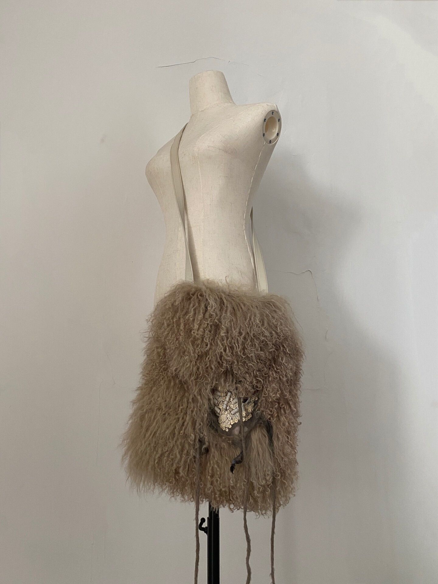 Share Spirit Homme Share Spirit Furry Tassel Crossbody Bag Size ONE SIZE - 1 Thumbnail