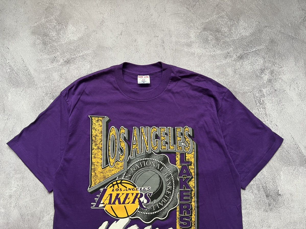 NBA × Vintage Vintage LA Lakers NBA 90s Overprint Tshirt Soft Wear Size:XL Size US XL / EU 56 / 4 - 2 Thumbnail