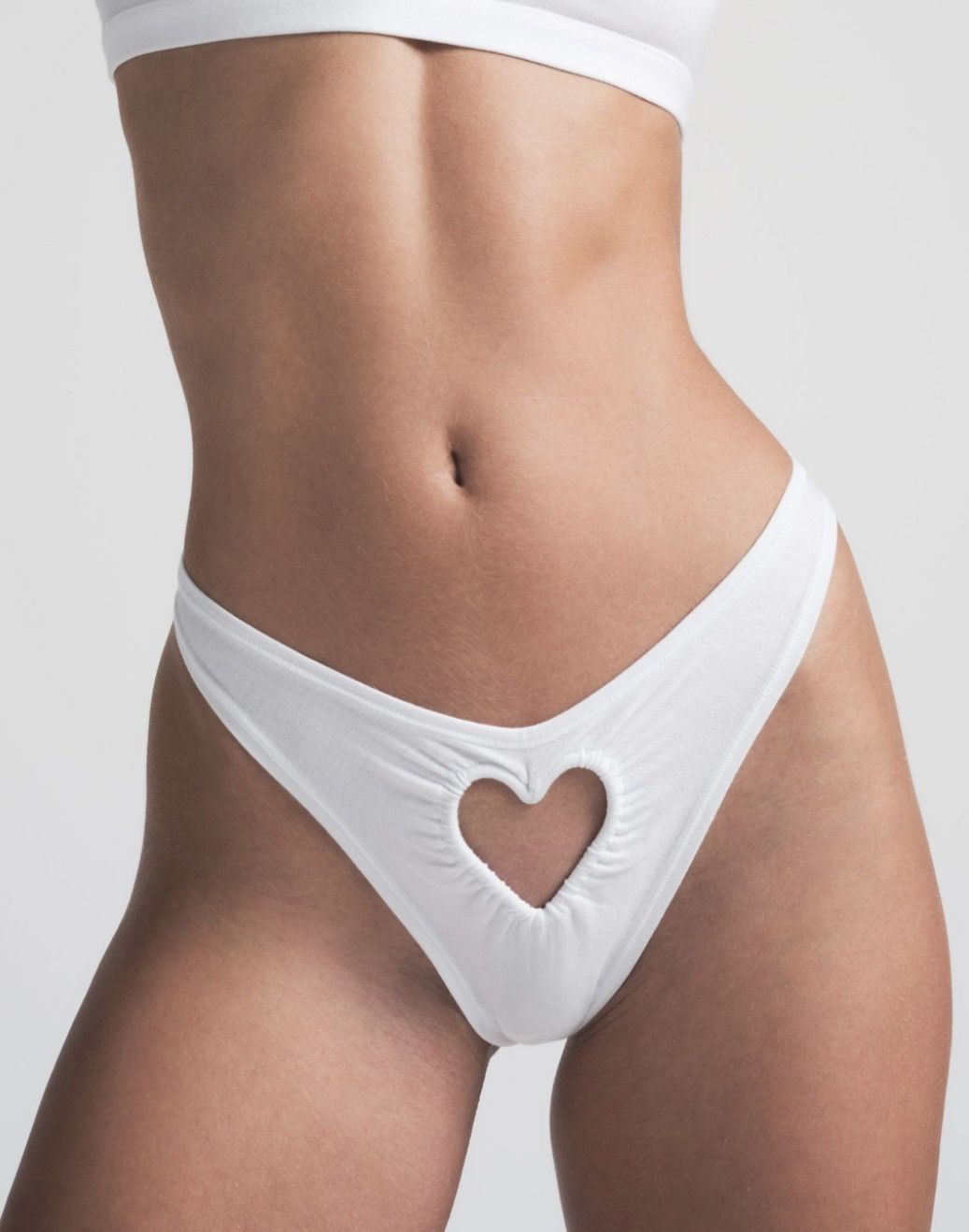 Kim Kardashian × SKIMS Skims Heart Dipped Thong Snow White Medium Size ONE SIZE - 6 Thumbnail