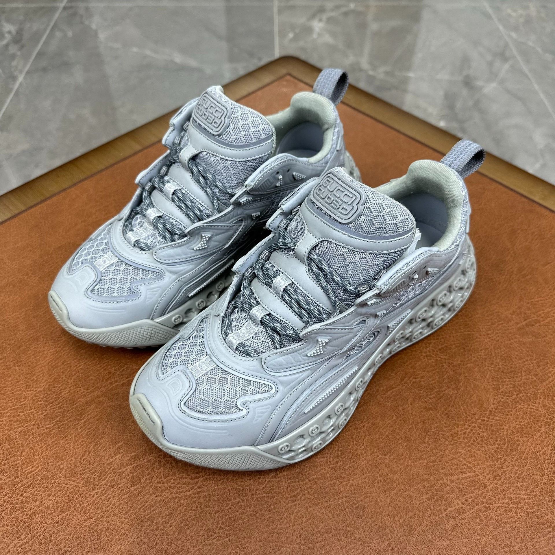 Gucci Gucci Gray Lowtop Sneakers 6 Men Size US 6 / EU 39 - 1 Thumbnail