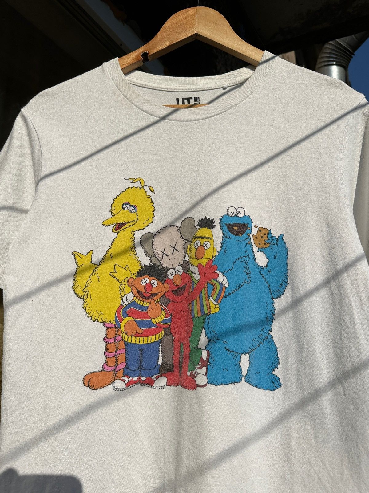 Kaws × Uniqlo Uniqlo x Kaws Sesame Street White T-Shirt Size US M / EU 48-50 / 2 - 4 Thumbnail