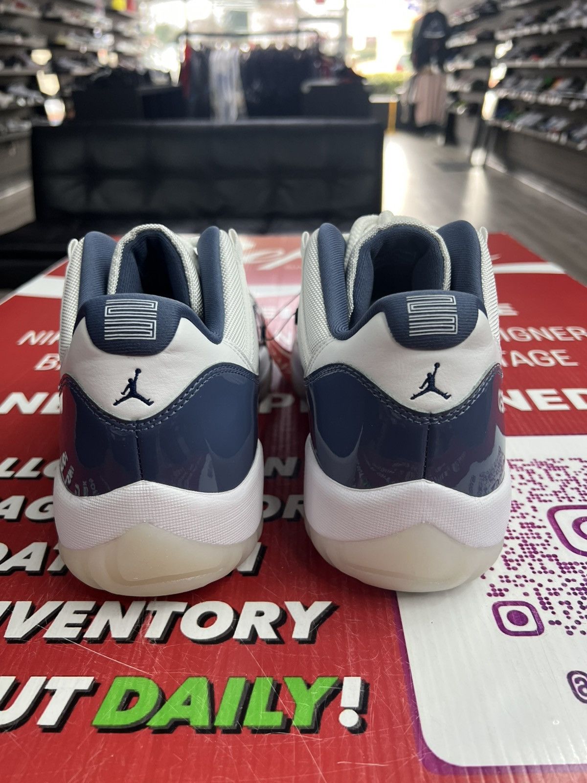 Jordan Brand Air Jordan 11 Low Diffused Blue Size 13 Size US 13 / EU 46 - 5 Thumbnail