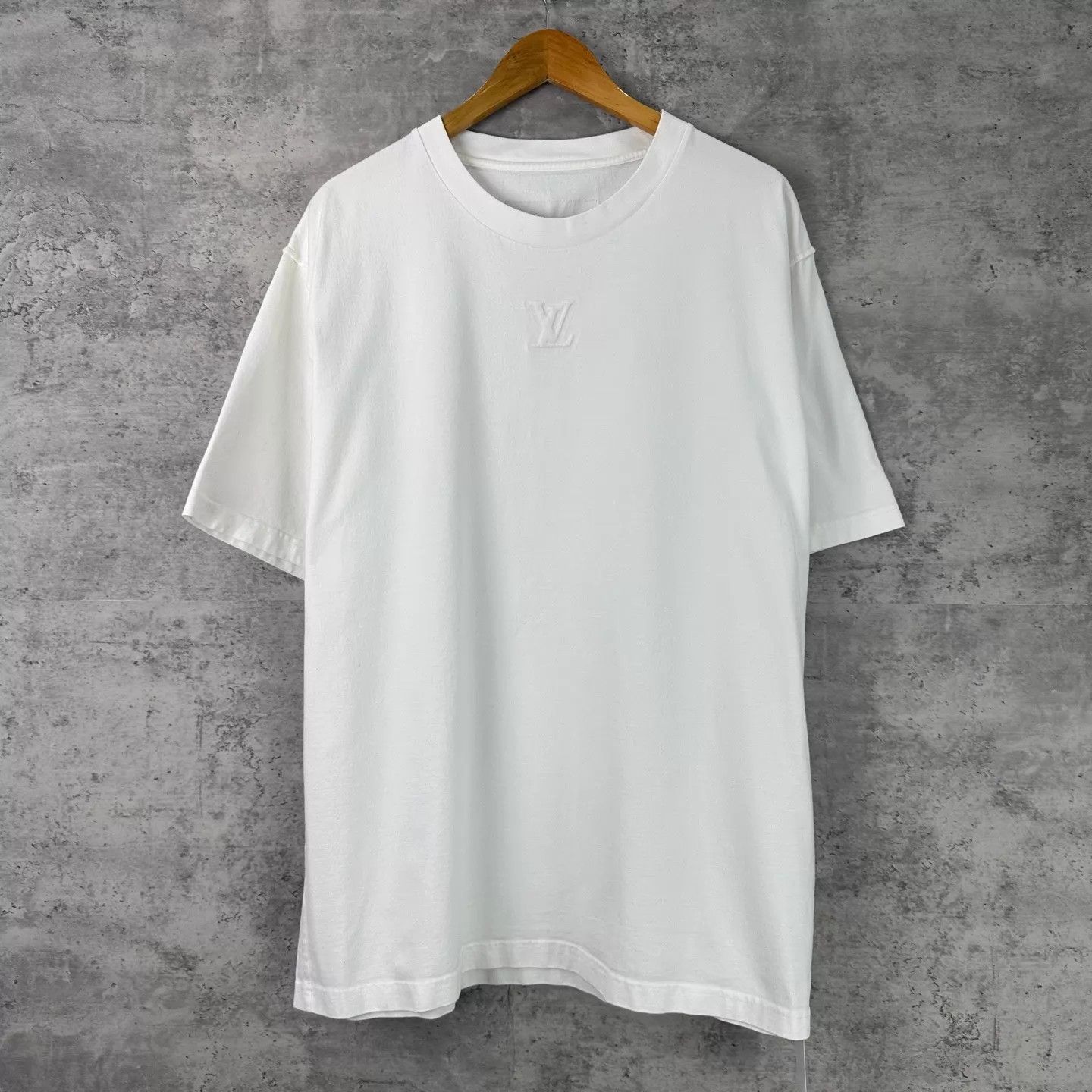 Louis Vuitton LV White Embossed Logo SS Tee 5L 99 New Size US XXL / EU 58 / 5 - 1 Thumbnail