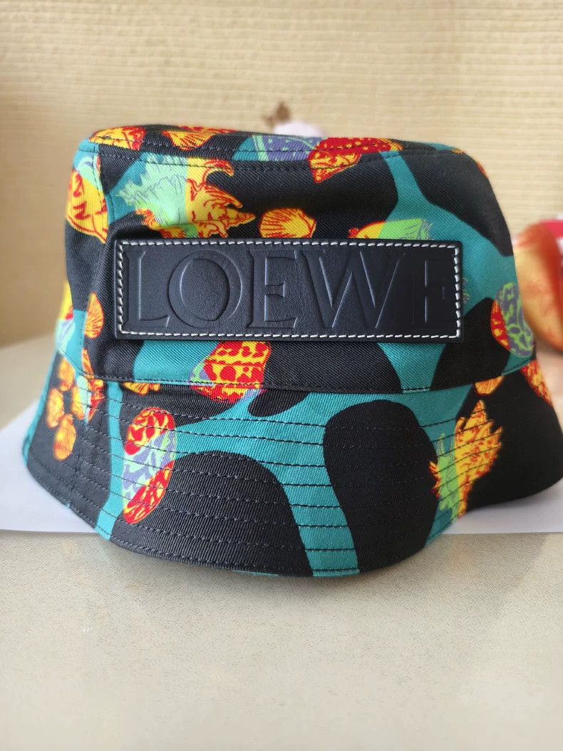 Loewe LOEWE size 59 Large lettered leather label. Black base, spr Size ONE SIZE - 1 Thumbnail