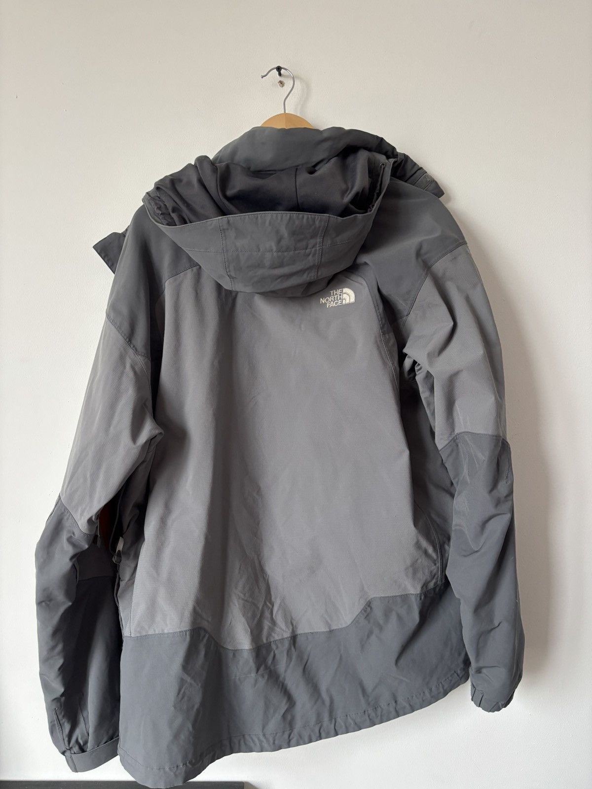 The North Face Vintage The North Face HyVent Ski Jacket Grey Red Size L Size US L / EU 52-54 / 3 - 8 Thumbnail