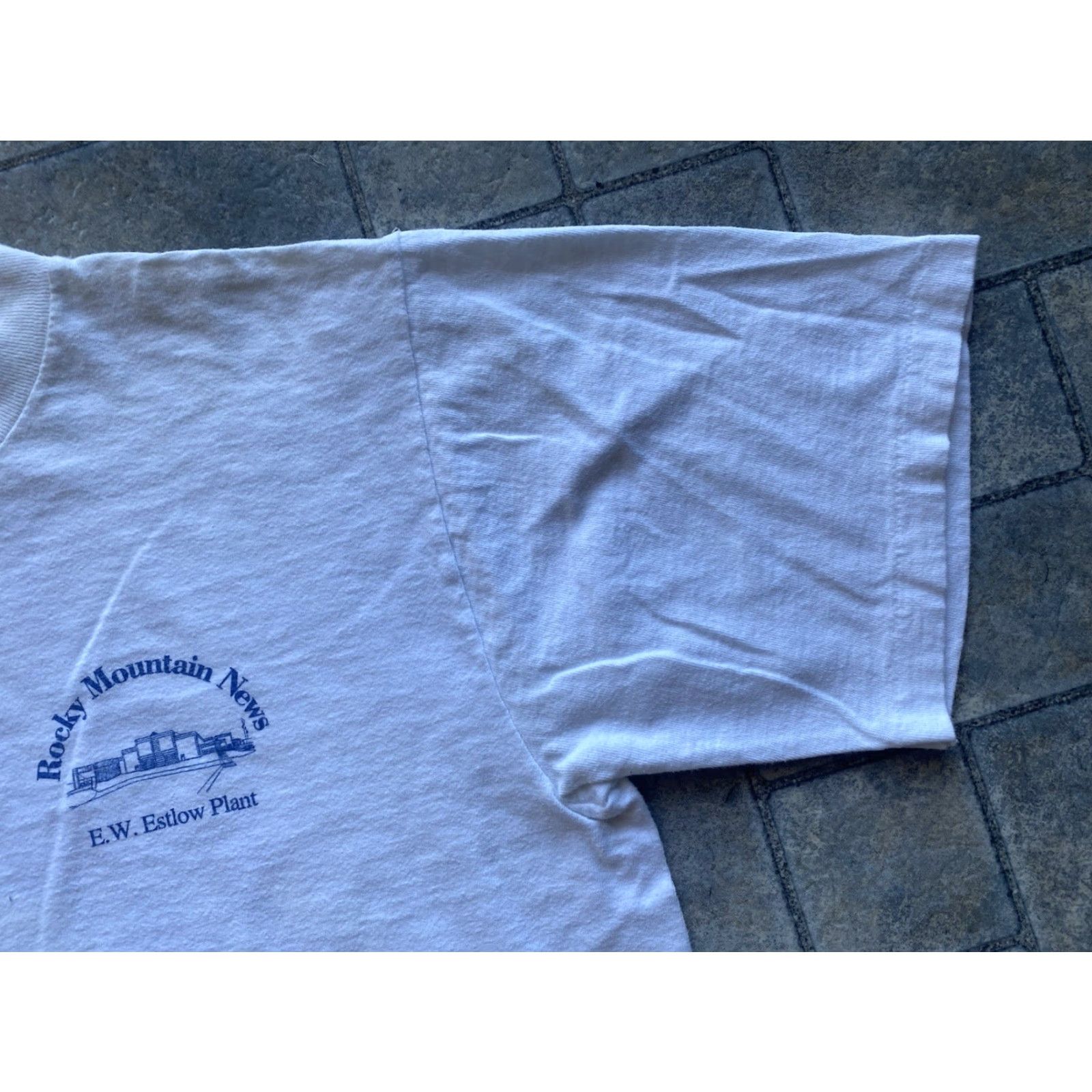 Vintage VINTAGE Oneita T-Shirt 90s White Short Sleeve Adult Large Men Rock Mountain News VTG Size US L / EU 52-54 / 3 - 7 Thumbnail