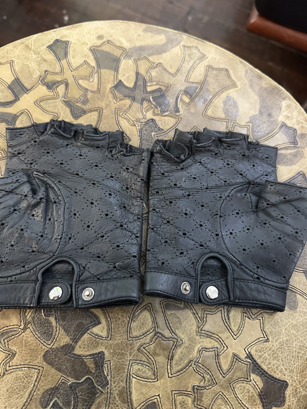 Chanel Chanel CC black leather fingerless gloves Size ONE SIZE - 3 Thumbnail
