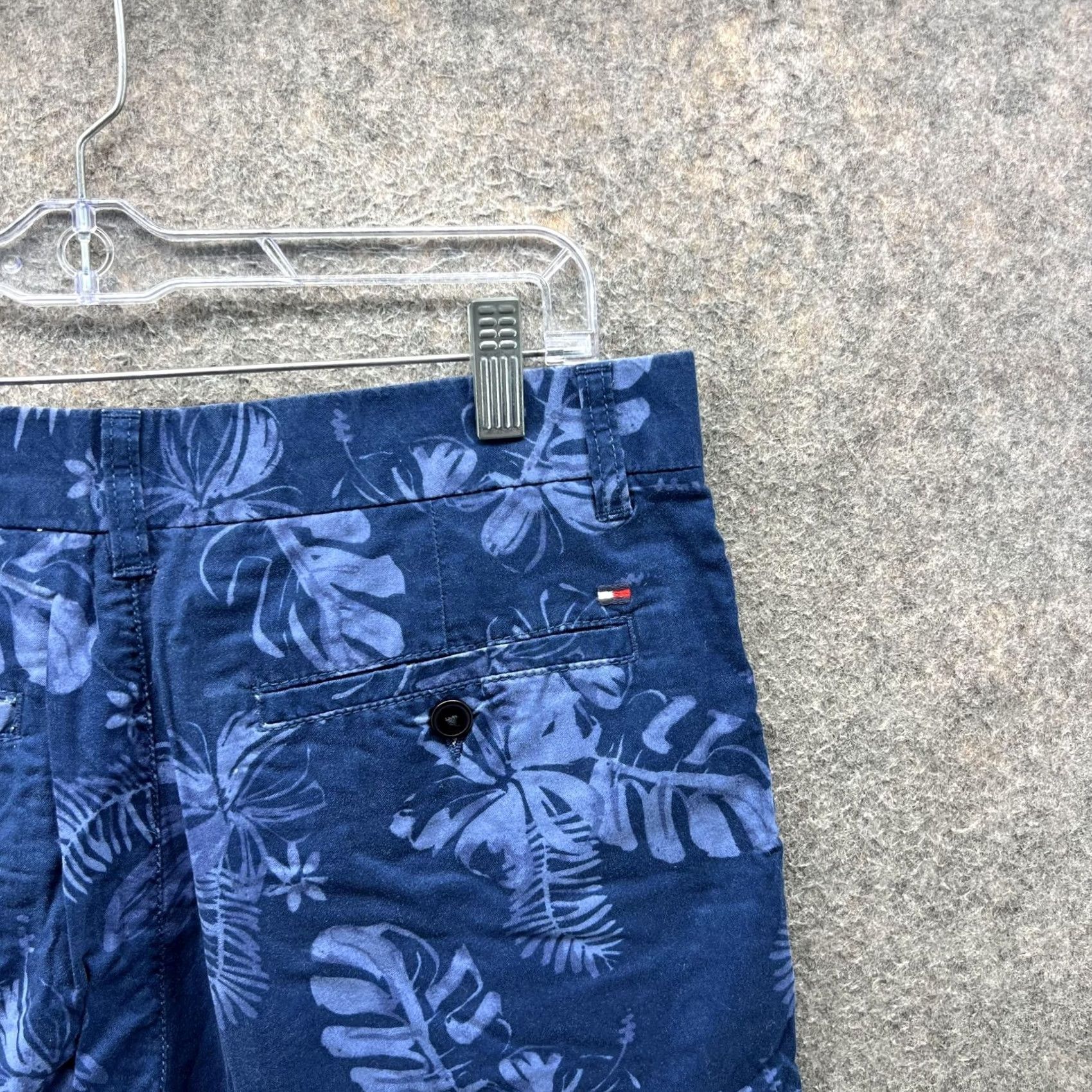 Tommy Hilfiger Tommy Hilfiger Shorts Mens 30 Blue Floral Chino Flat Front 10 Inseam Casual Size US 30 / EU 46 - 6 Thumbnail
