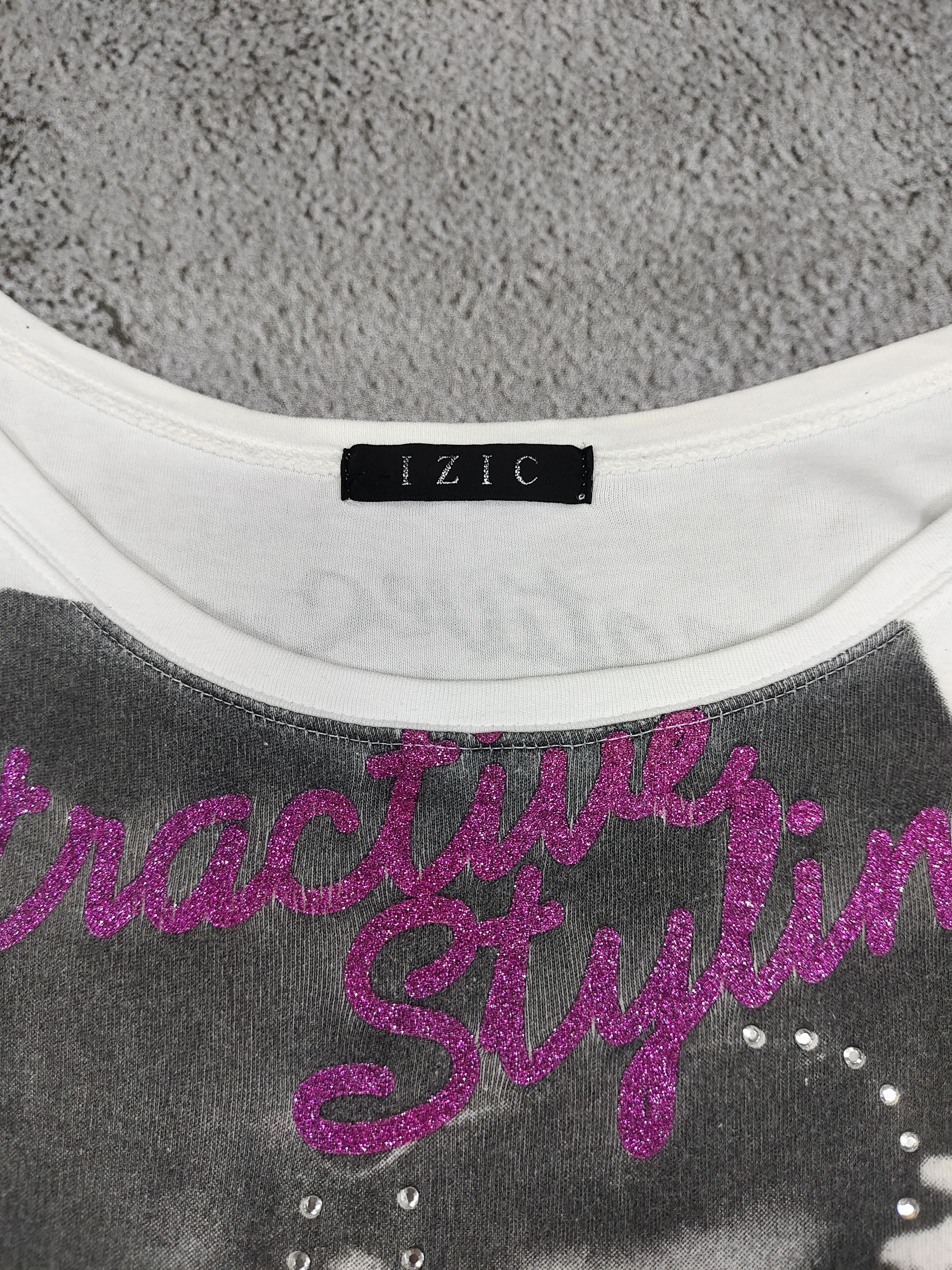 Japanese Brand 2000s IZIC🇯🇵 Photo Girl Glitter Script Rhinestone Graphic Size M / US 6-8 / IT 42-44 - 9 Thumbnail