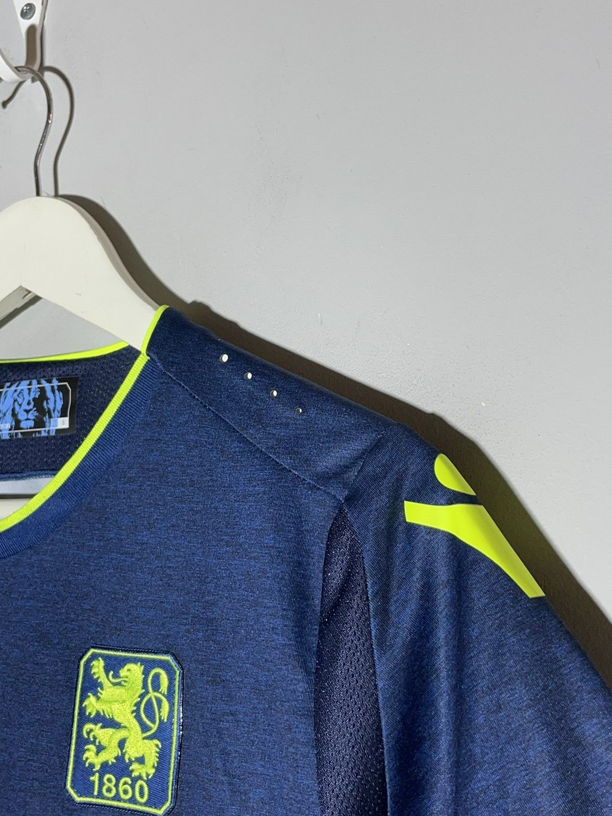 Macron TSV 1860 München Hummel 2018/19 Away Y2k Football Shirt Size US S / EU 44-46 / 1 - 7 Thumbnail