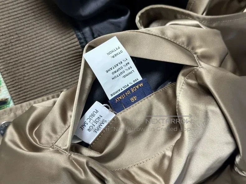 Louis Vuitton Louis Vuitton Gold Logo Jacket Size 48. Size US L / EU 52-54 / 3 - 5 Thumbnail