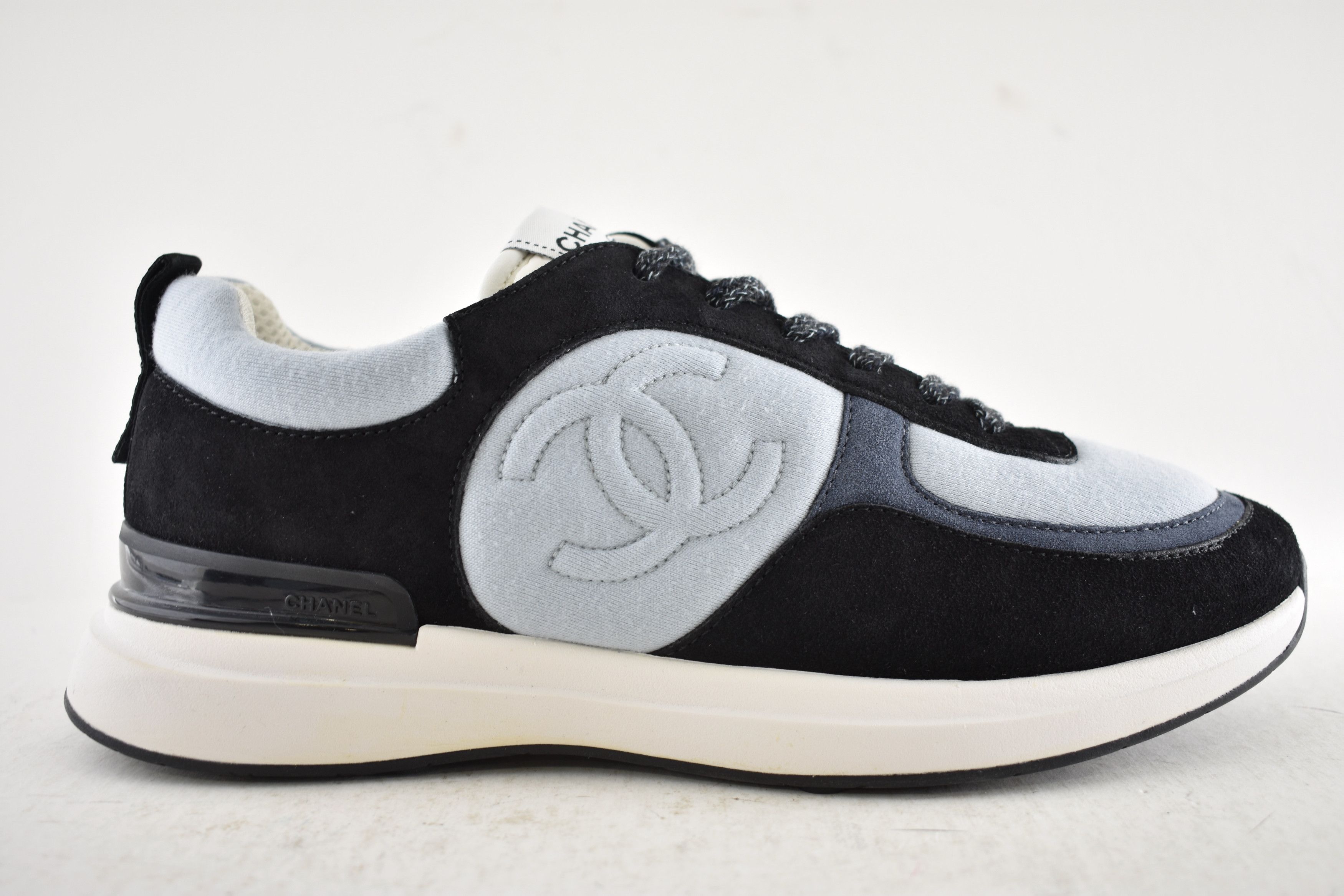 Chanel Chanel 22B Black White CC Logo Suede Flat Trainer Sneaker 40 Size US 10 / IT 40 - 3 Thumbnail