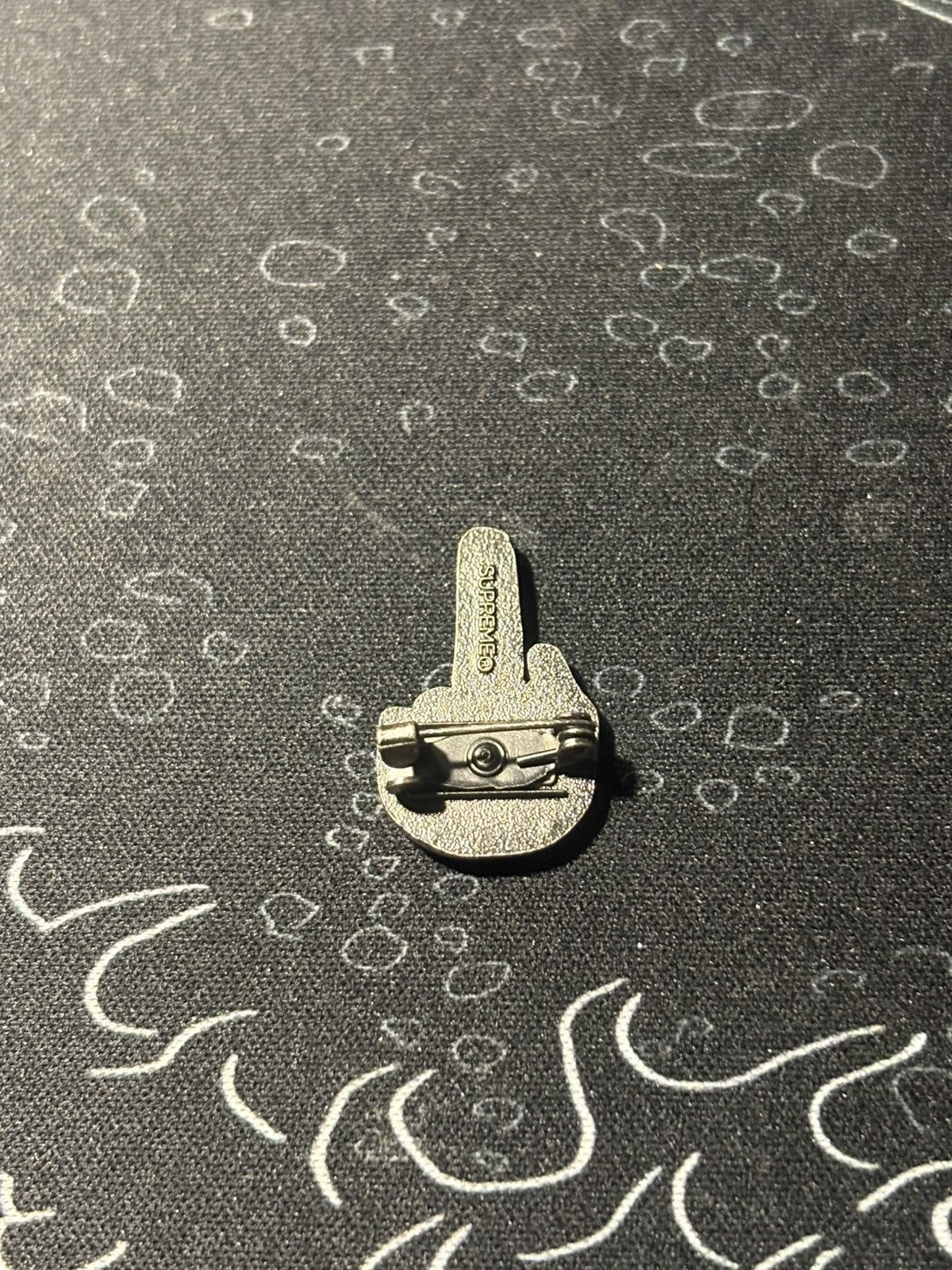 Supreme Supreme Middle Finger Pin Size ONE SIZE - 2 Thumbnail