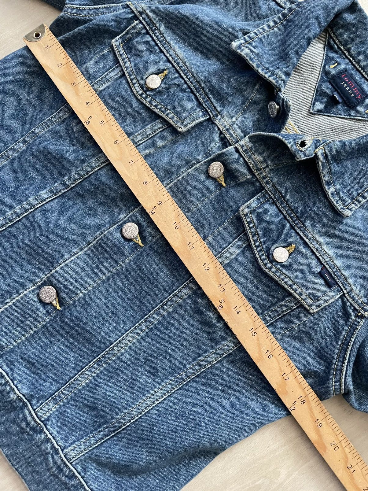 Tommy Hilfiger VTG Y2K Tommy Hilfiger Trucker Denim Jacket Sz L Size L / US 10 / IT 46 - 4 Thumbnail