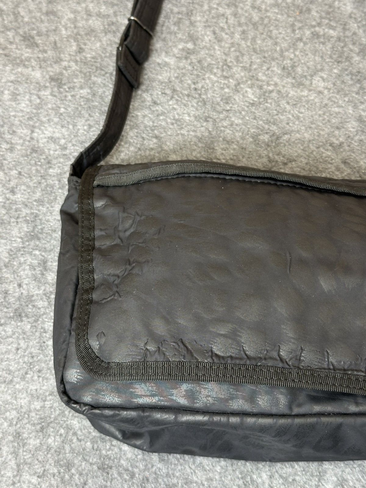 Porter Porter messenger bag with a wrinkled nylon. Size ONE SIZE - 4 Thumbnail