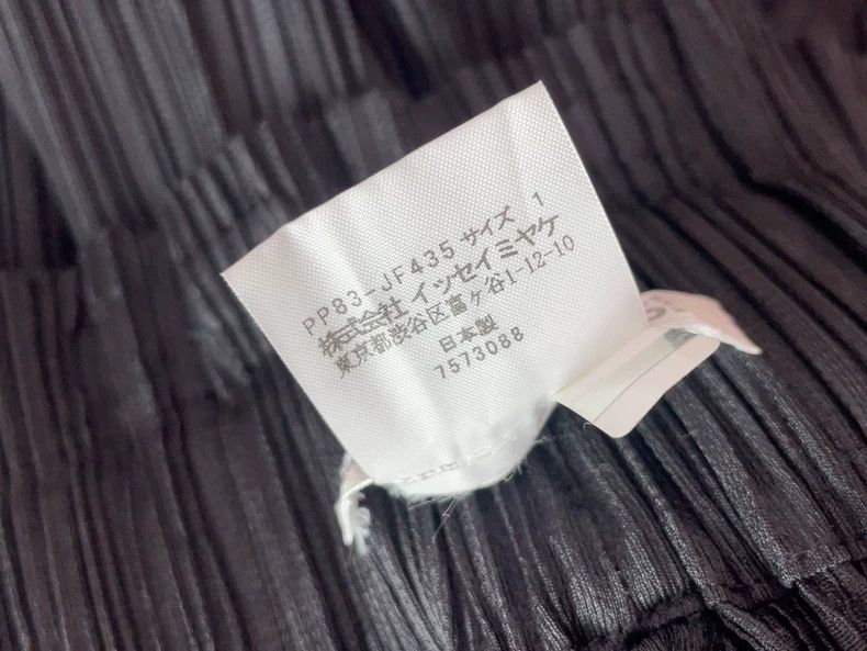 Issey Miyake Issey Miyake size:1 Black petal high-waisted pleated trous Size 23" - 6 Thumbnail
