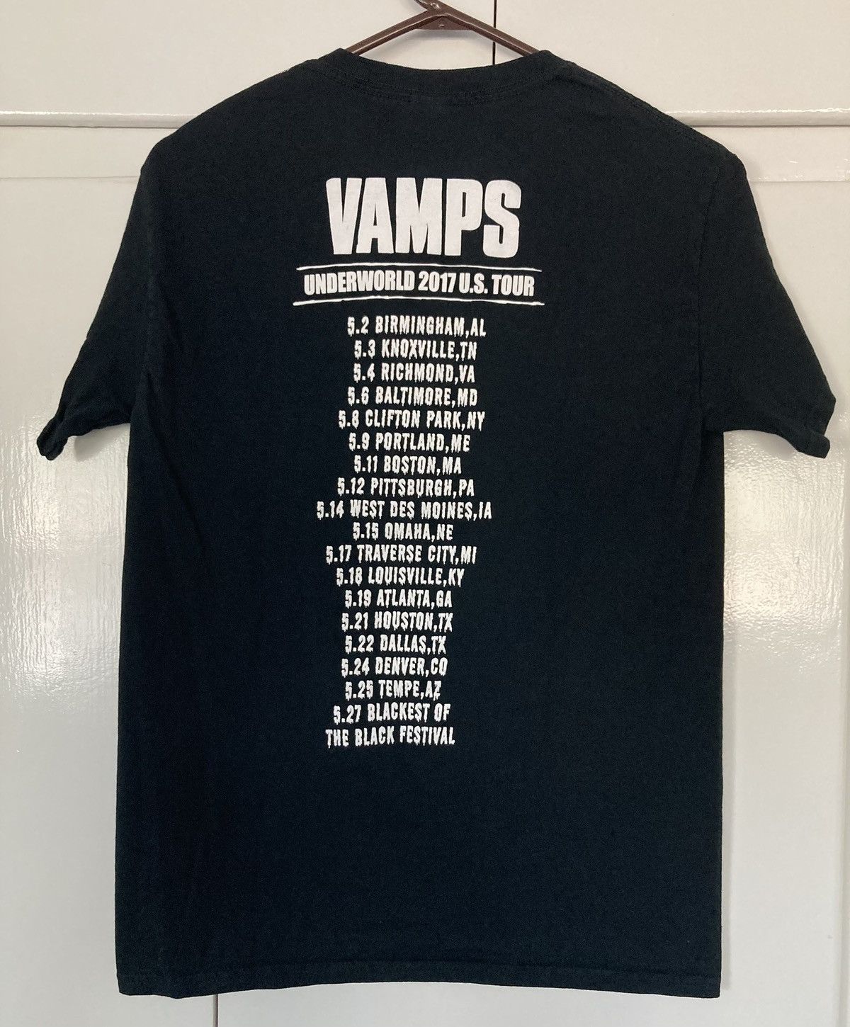 Gildan VAMPS UNDERWORLD 2017 U.S. TOUR SHIRT ROCK BAND CONCERT TEE Size US S / EU 44-46 / 1 - 2 Thumbnail