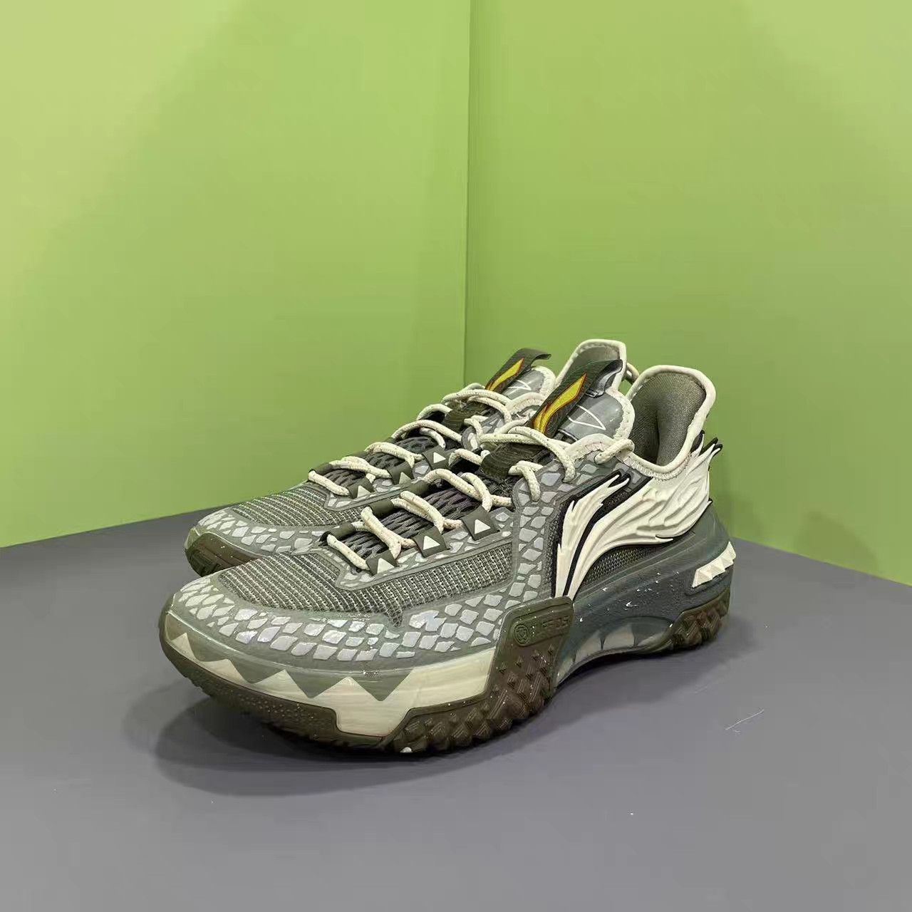 Li-Ning Li-Ning Jie Ao Dragon Soul Boom Basketball Shoes K15 Size US 10 / EU 43 - 1 Thumbnail