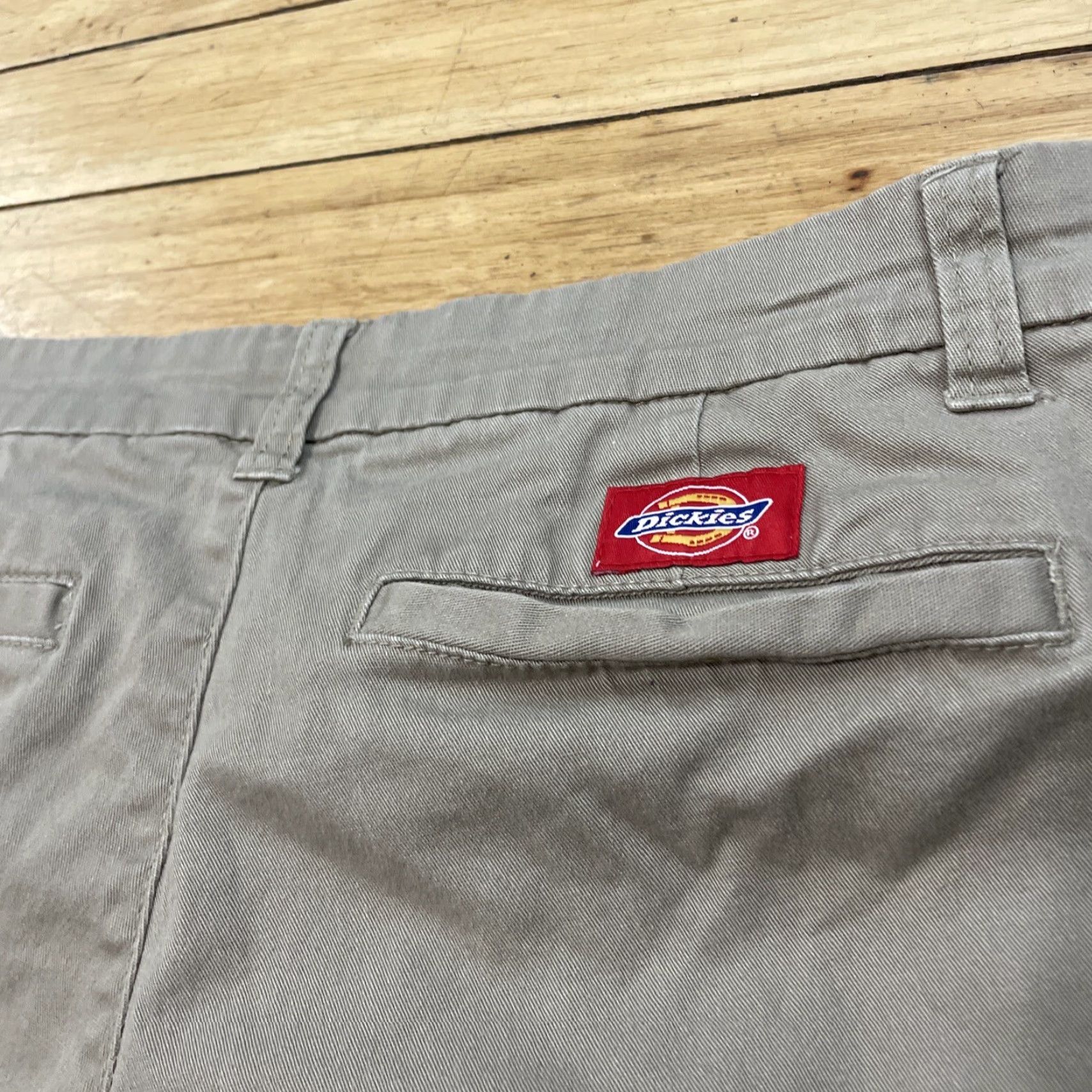 Dickies DICKIES Shorts Beige Classic Preppy Y2k Skate School Bermuda Chino 30 in Size 5 Women's Bermuda 30 Beige Dickies Shorts Size 27" / US 4 / IT 40 - 6 Thumbnail