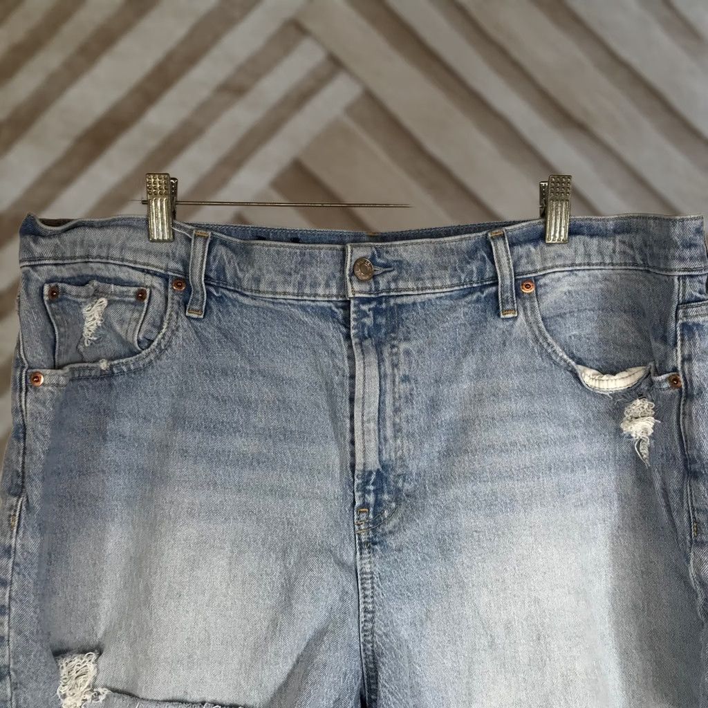 Gap GAP Cheeky Midi Shorts Denim Light Wash High Rise 35 Blue Women Regular Pocket Fringe Button Distressed 4 in Inseam 35 in Waist 35 in Sh Size 24" / US 00 / IT 34 - 1 Thumbnail