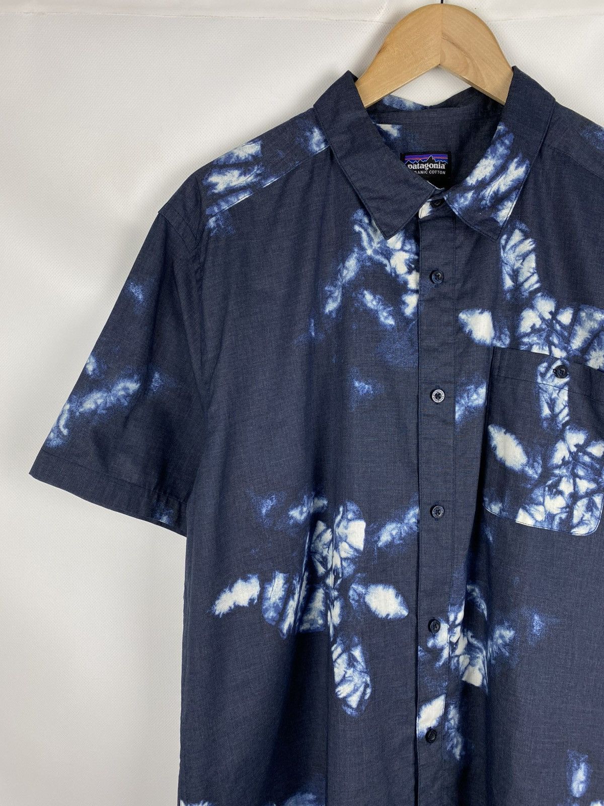 Patagonia Patagonia overprinted Hawaiian short sleeve button up shirt Size US XL / EU 56 / 4 - 4 Thumbnail