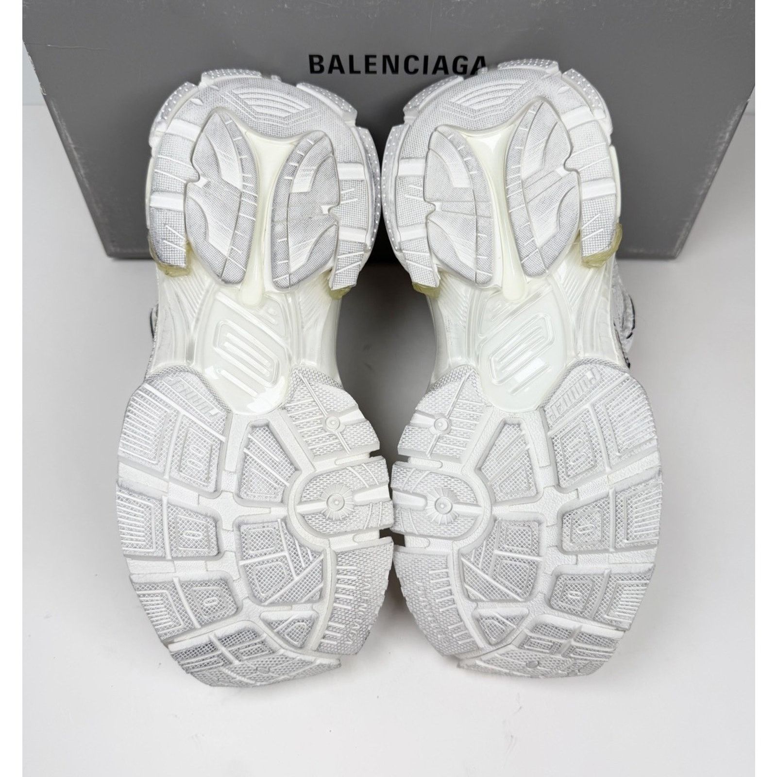 Balenciaga Size 37EU/7W - Balenciaga Runner White Distressed NEW Size US 7 / IT 37 - 8 Thumbnail