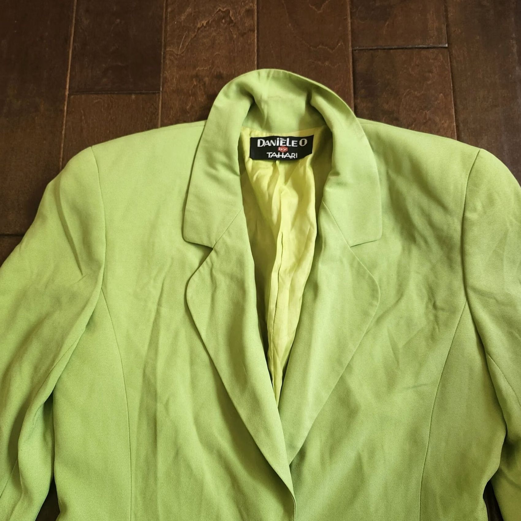 Vintage Tahari Daniele O by Tahari Women's Blazer Green One Button Size 10 Dry Clean Only Stains Vintage No Regular Jacket Mens? Size L / US 10 / IT 46 - 4 Thumbnail