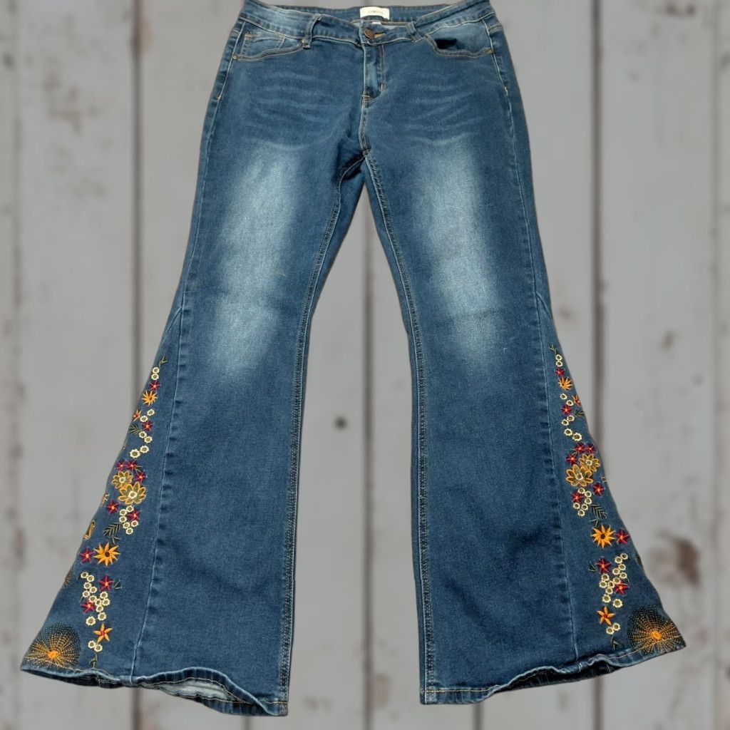 Vintage BAMBOO Jeans Women’s Sz 15 Blue Flare Denim Dark Wash Stretch Embroidered Floral Shirt? Size 36" / US 14 / IT 50 - 1 Thumbnail
