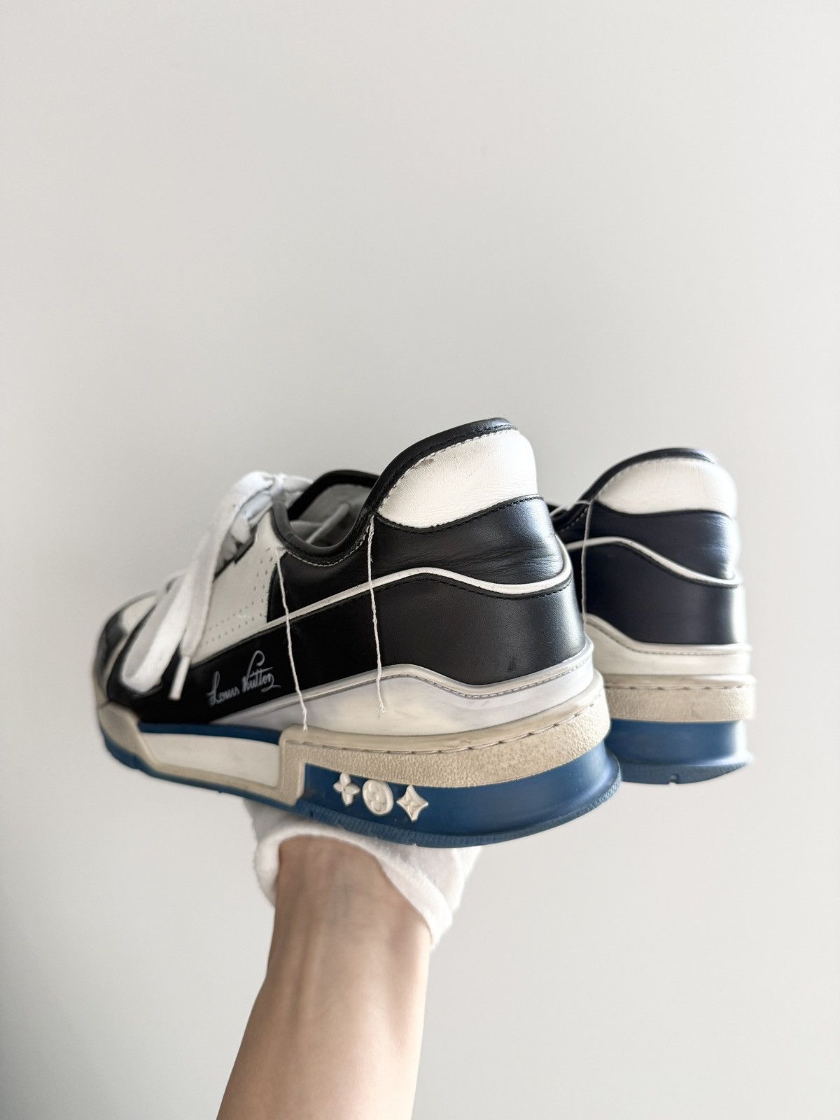 Louis Vuitton STEAL! Louis Vuitton Trainer Virgil Abloh White Black Blue Size US 8.5 / EU 41-42 - 8 Thumbnail