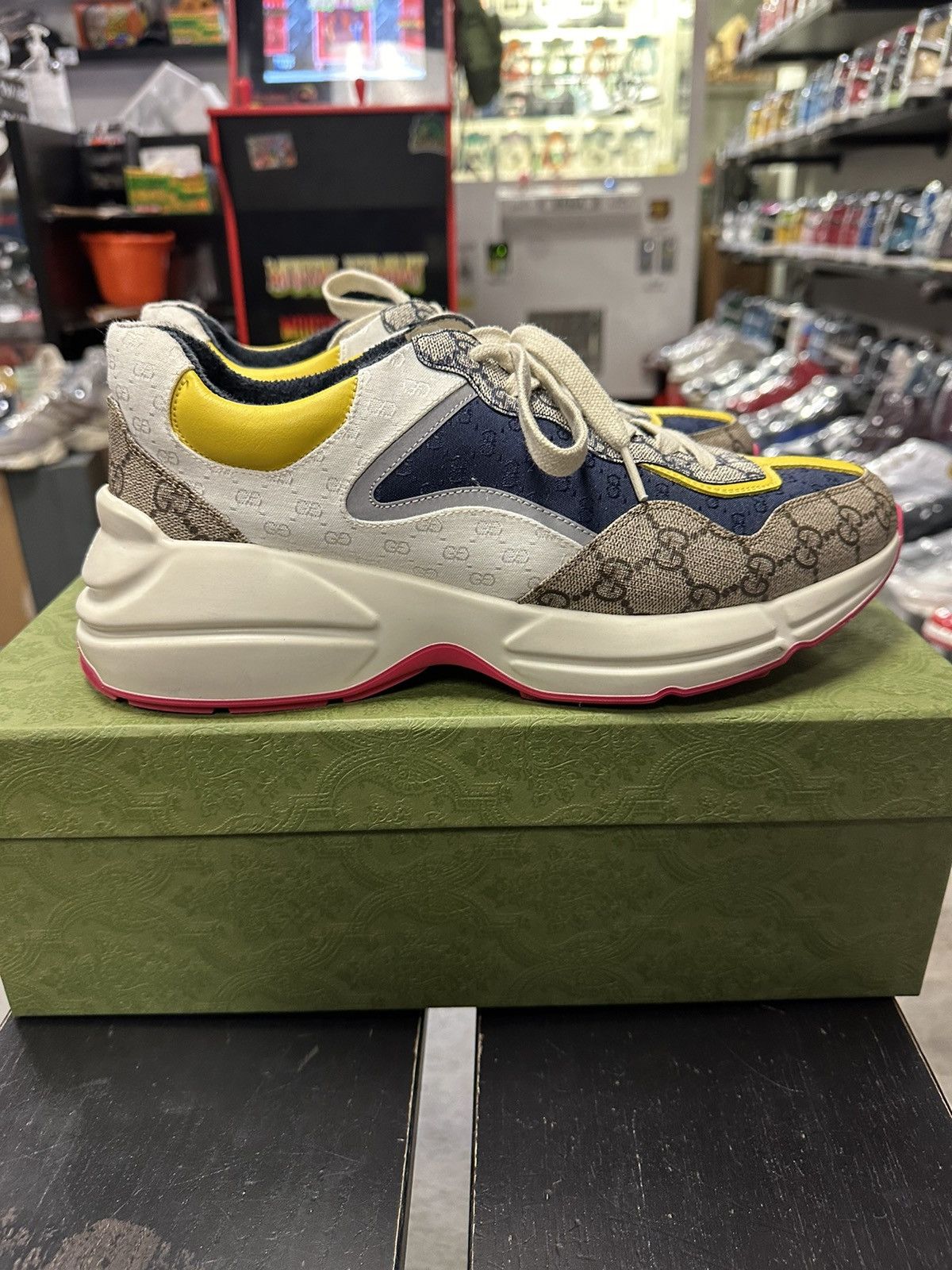 Gucci rython multi color pre owned size 9 Gucci fits 10/10.5