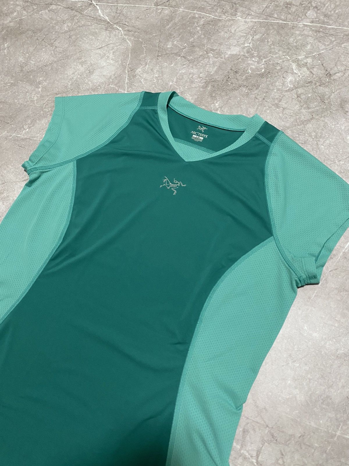 Arc'teryx Classic Arc’teryx Training Mini Centr Logo T Shirt Y2K Size L / US 10 / IT 46 - 3 Thumbnail