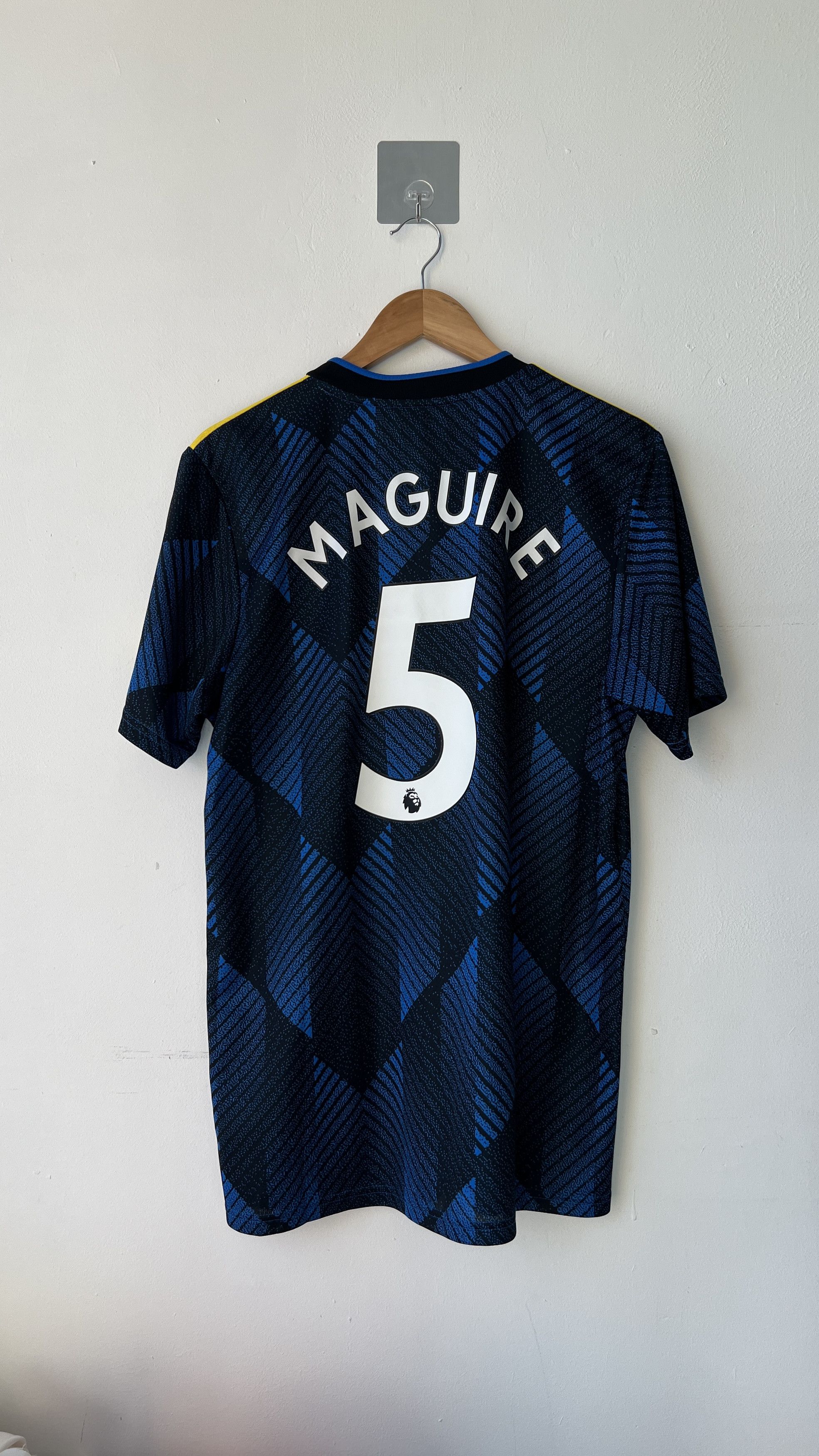Adidas (L) Manchester United 2021-22 Third Shirt Maguire #5 Kit Size US L / EU 52-54 / 3 - 1 Thumbnail