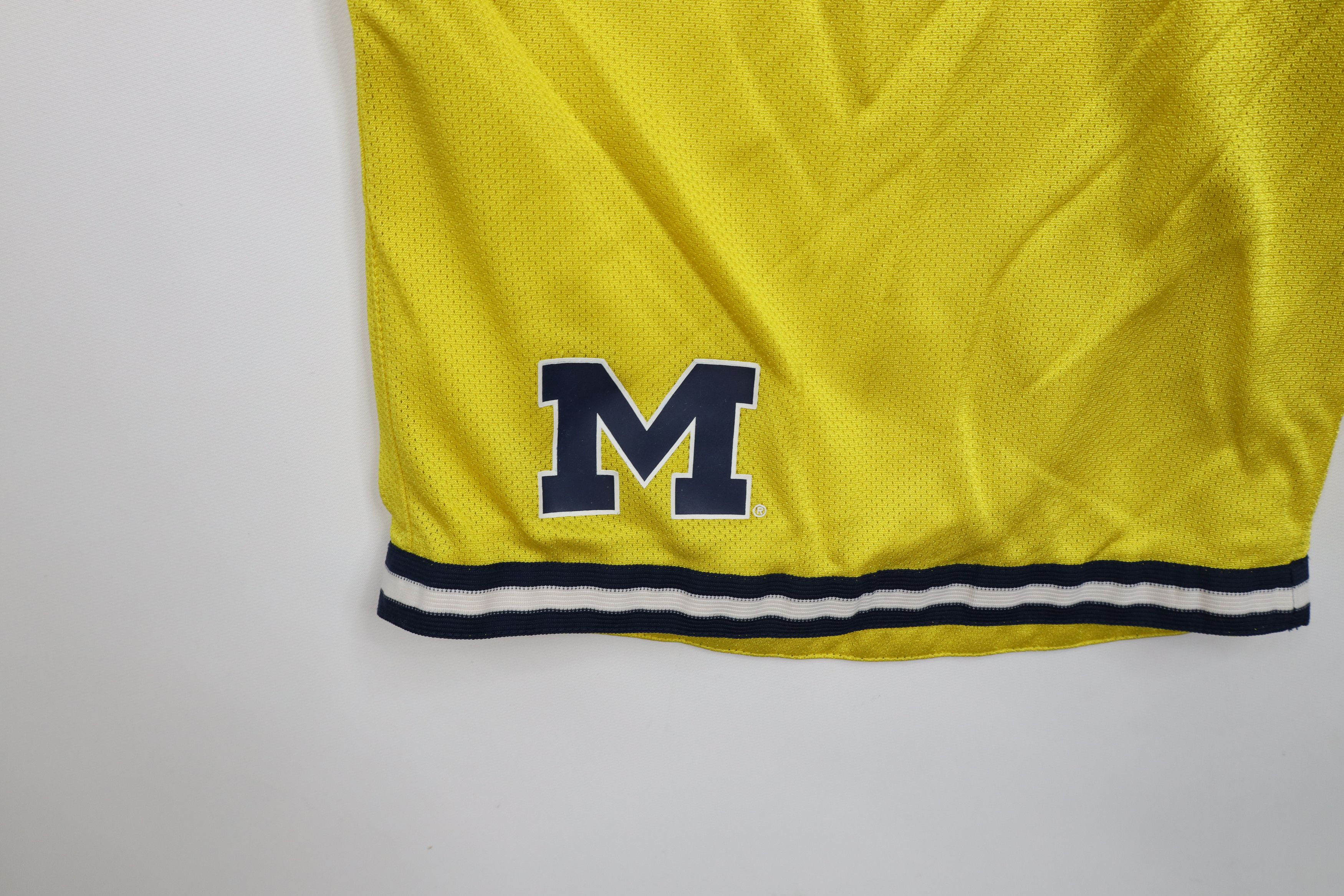 Adidas × Vintage Adidas University of Michigan Basketball Shorts Yellow Size US 34 / EU 50 - 6 Thumbnail