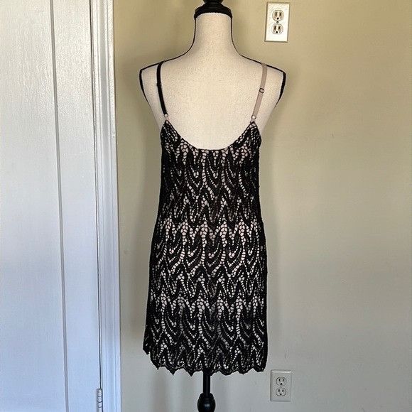 Alice + Olivia Alice + Olivia Emmie Lace Overlay Dress Size XS / US 0-2 / IT 36-38 - 4 Thumbnail