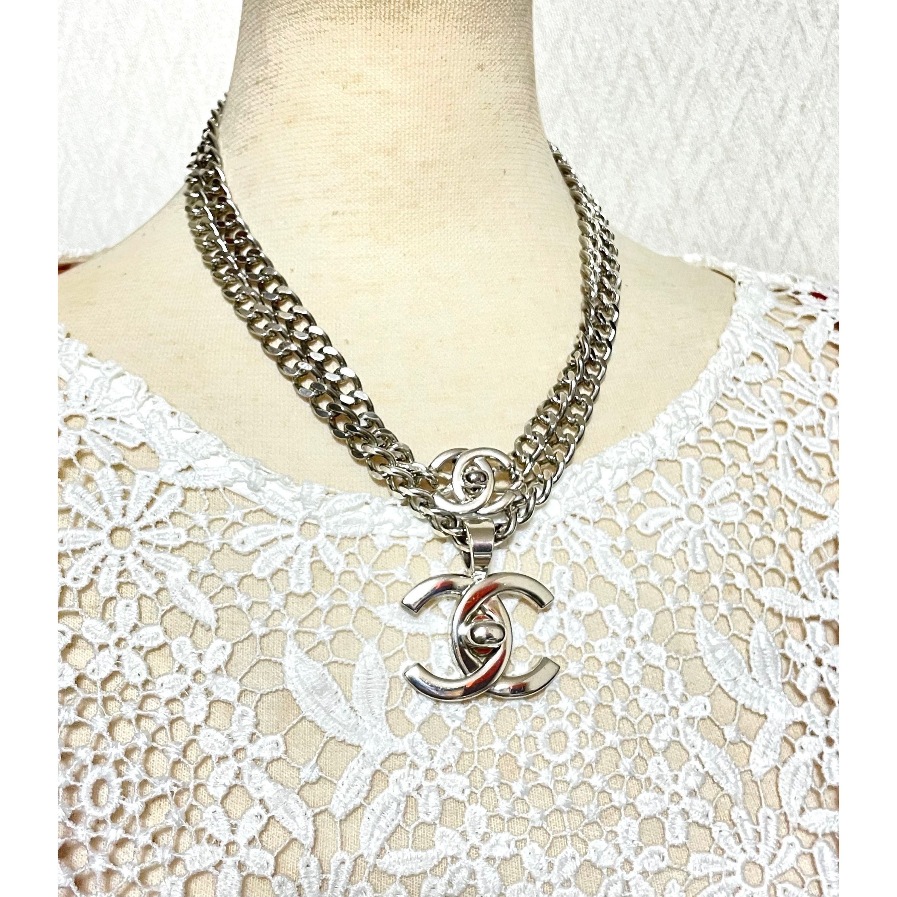 Chanel Vintage Chanel turn lock CC silver chain necklace. Size ONE SIZE - 10 Thumbnail