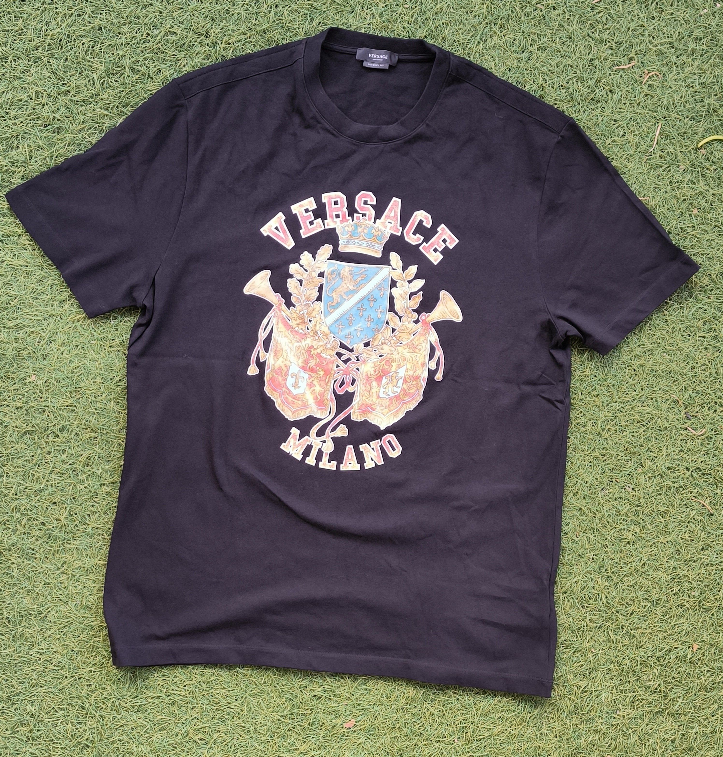 Versace Versace Milano Crest Graphic T-Shirt Black XL Worn Once Size US XL / EU 56 / 4 - 1 Thumbnail