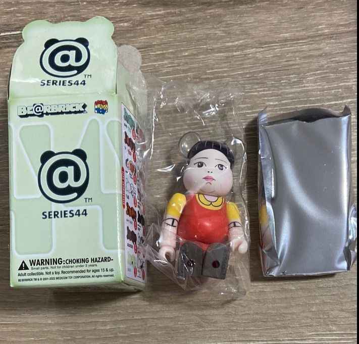 Medicom Toy NEW Rare Series 44 100% Bearbrick Squid Game Robot Doll Size ONE SIZE - 1 Thumbnail