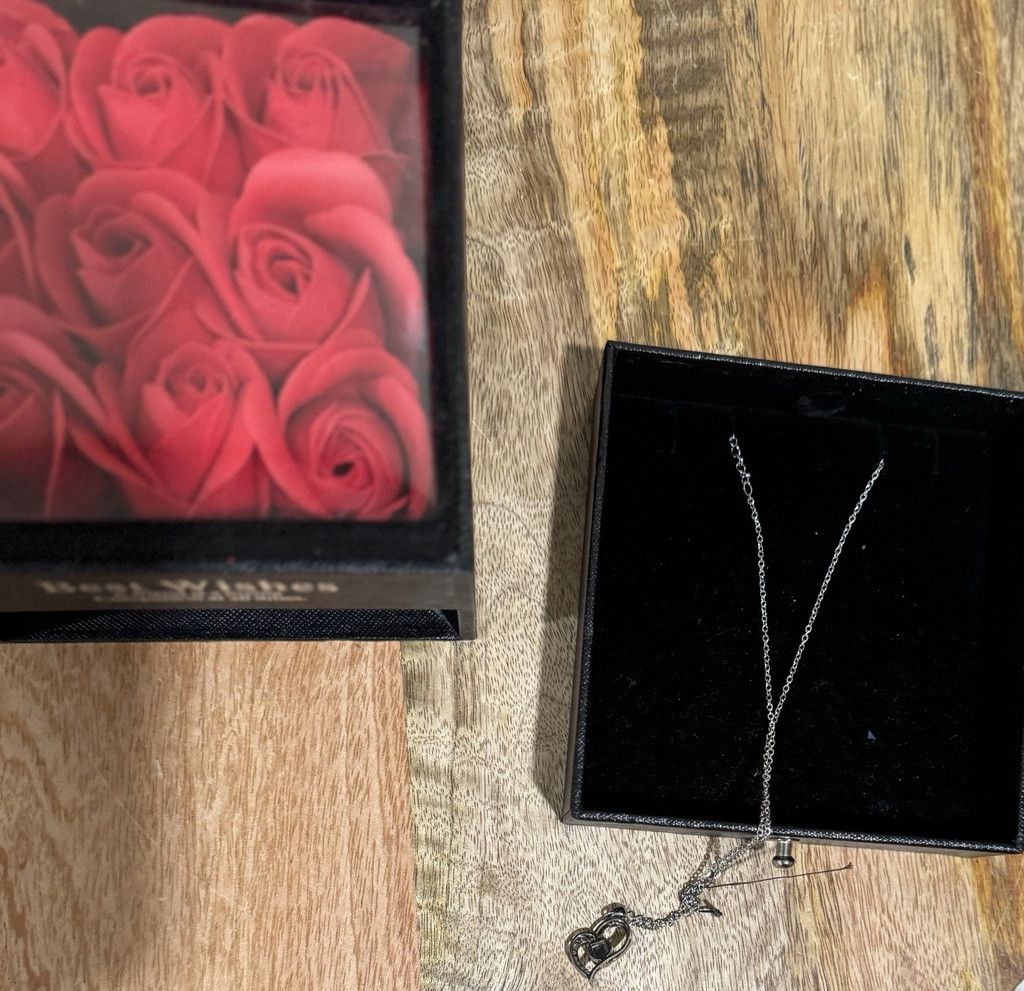 The Unbranded Brand Gift Box Roses with Heart Necklace Best Wishes Jewelry Box Size ONE SIZE - 5 Thumbnail
