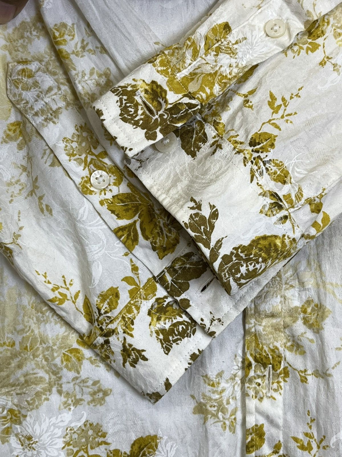 Tornado Mart NWT🔥TORNADO MART gold flower 3 quarter hand button ups shirt Size US S / EU 44-46 / 1 - 11 Thumbnail
