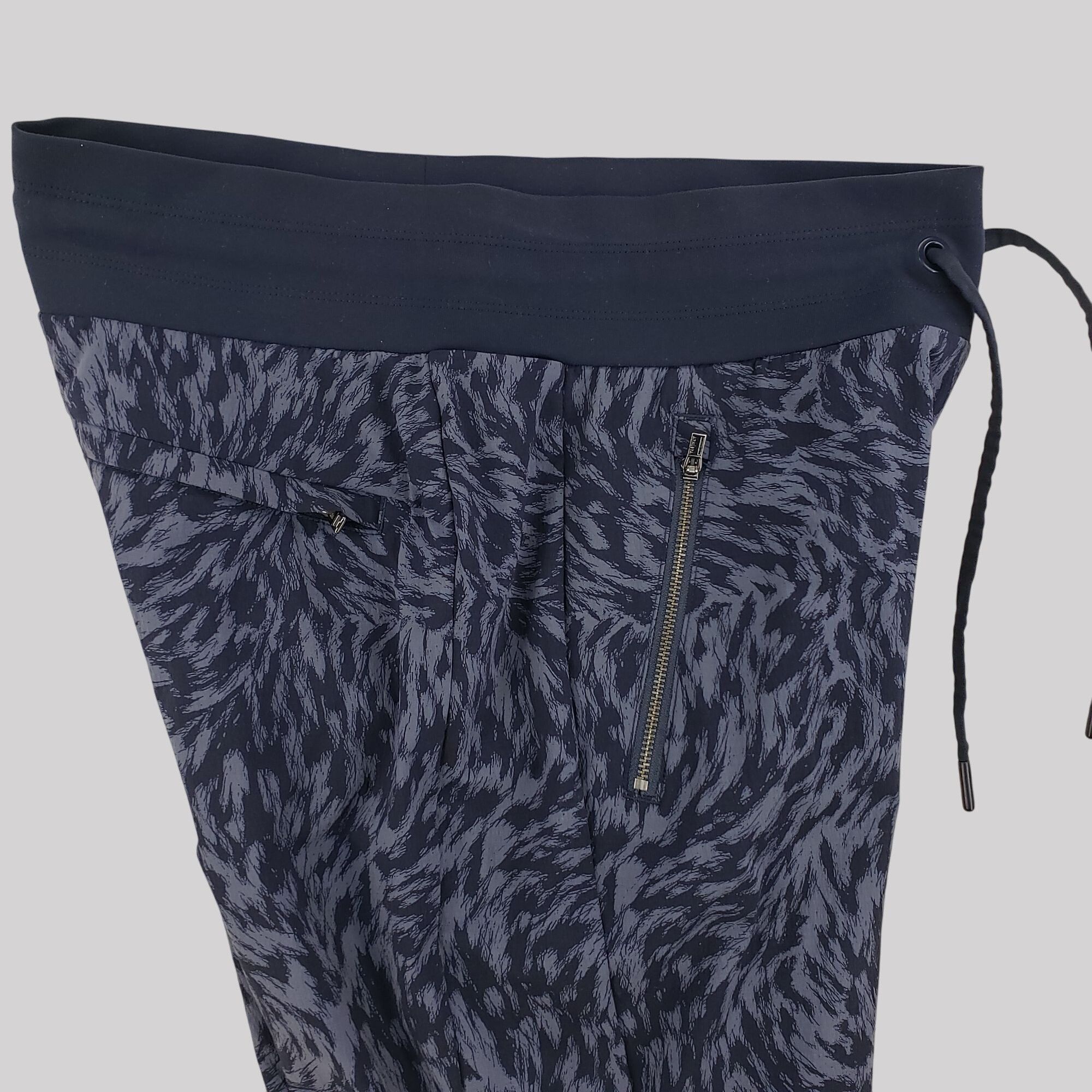 Athleta Athleta Trekkie North Printed Crop 23" Joggers Size 6 Size 28" / US 6 / IT 42 - 6 Thumbnail
