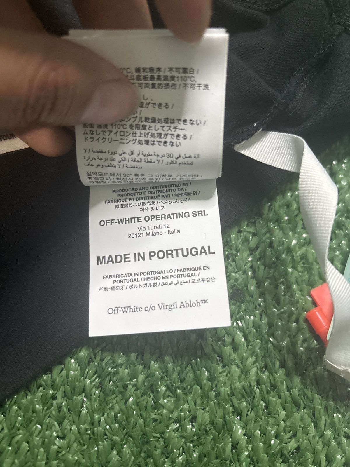 Off-White Off White Spray Helvetica Tee Size US M / EU 48-50 / 2 - 7 Thumbnail