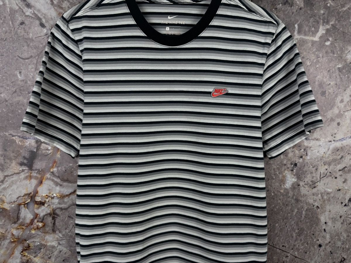 Nike Men’s Nike T-Shirt Striped Streetwear Size Small Size US S / EU 44-46 / 1 - 3 Thumbnail