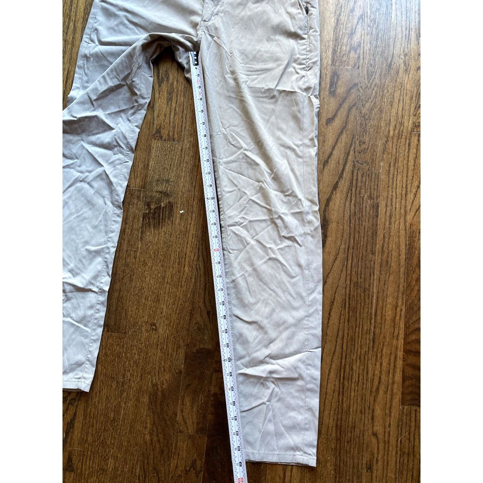 Vuori Vuori Mens Size 28 Chino Pants 5-Pocket Beige Stretch Athletic Knit 100% Polyester Classic Straight Rise Mid Inseam 31 Sport Casual Workwear Size US 28 / EU 44 - 3 Thumbnail