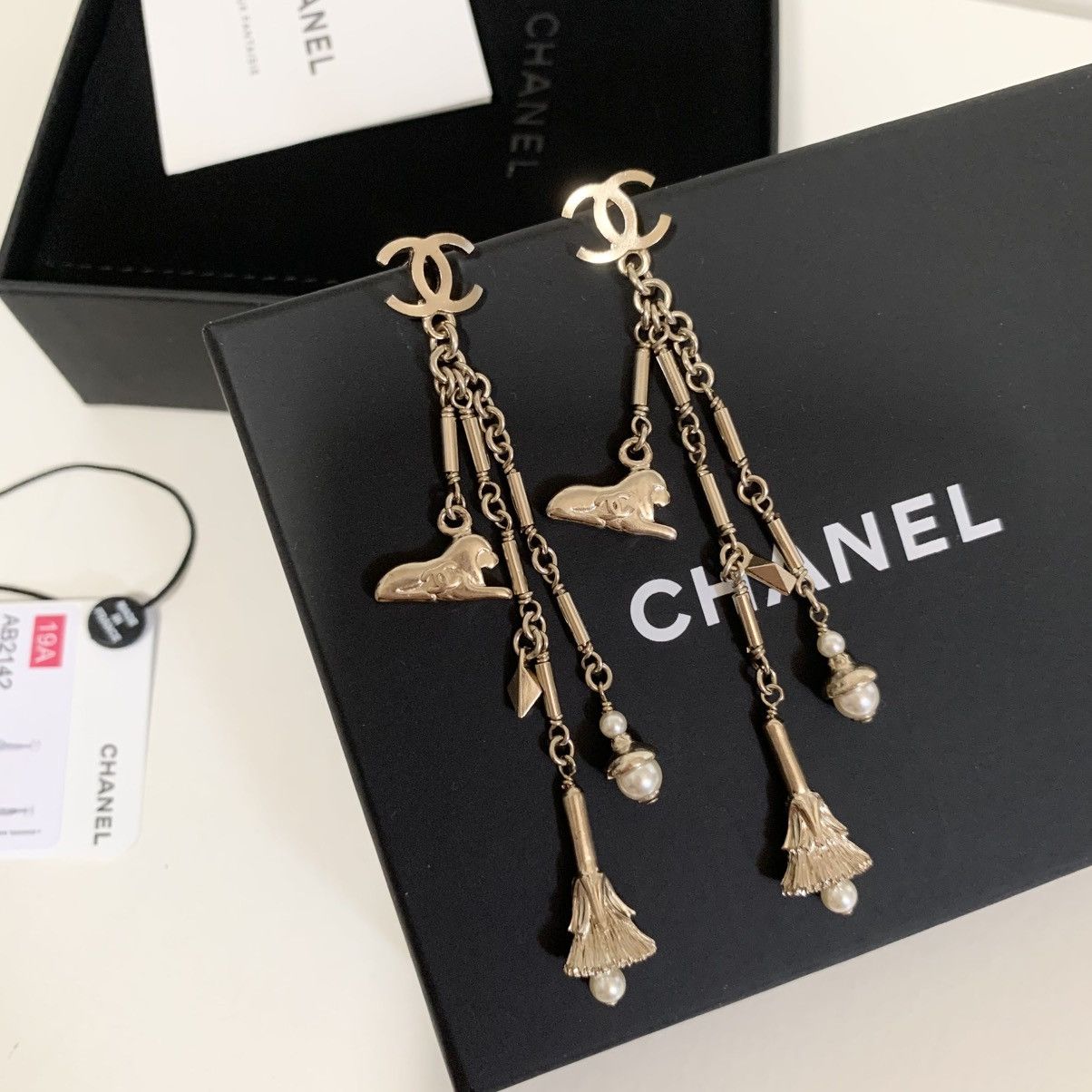 Chanel Chanel gold king dangly Pearl charm earrings Size ONE SIZE - 1 Thumbnail