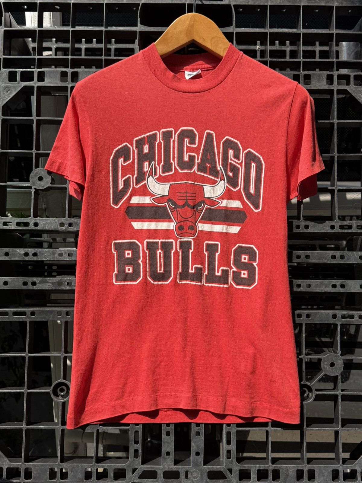 Vintage 💥Vintage Chicago Bulls Trench 80s NBA T-Shirt Size US M / EU 48-50 / 2 - 1 Thumbnail