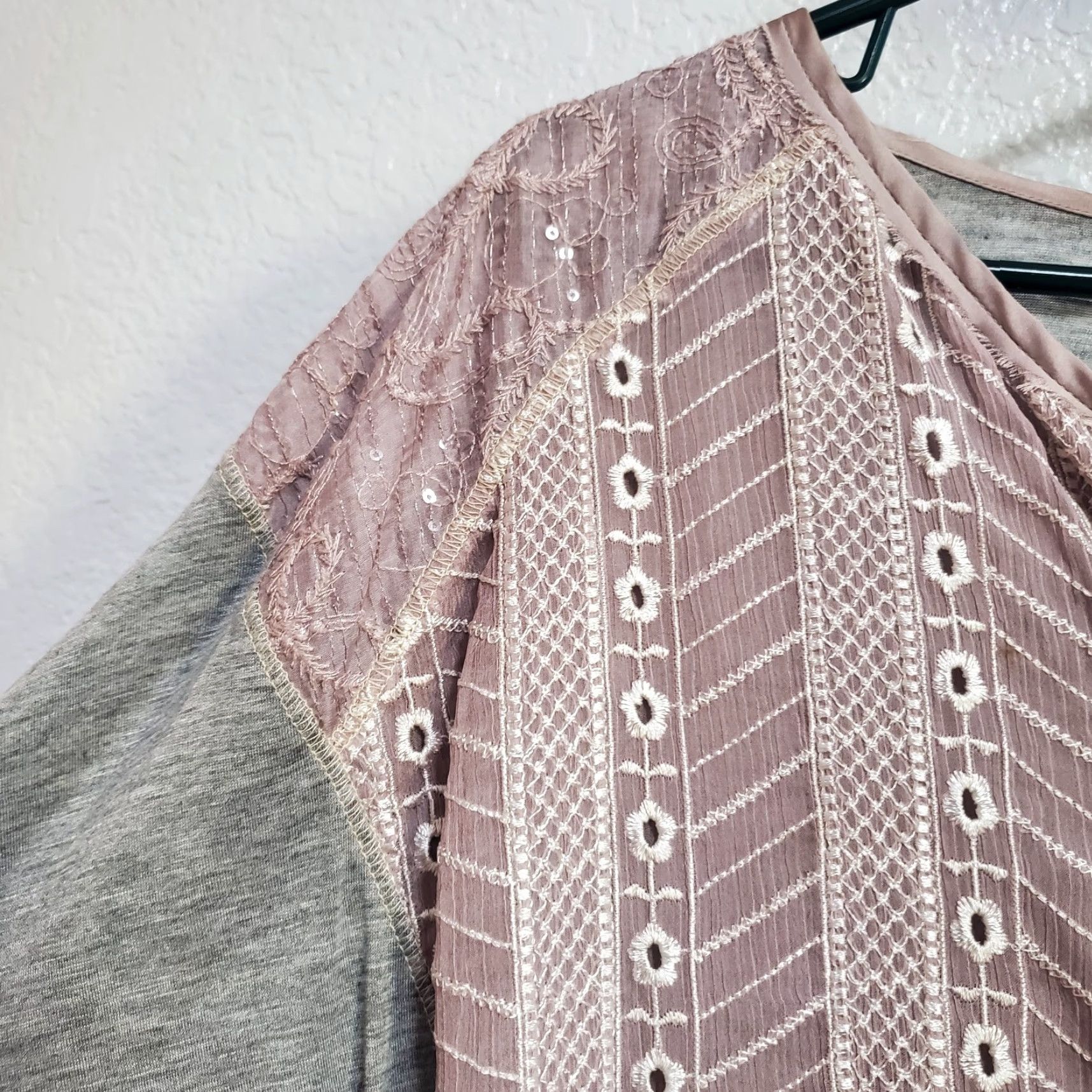 Anthropologie VINTAGE Tiny Anthropologie Top Women XS Gray Taupe Embroidered Sequin Dolman Sleeve Boho Tee Blouse Size XS / US 0-2 / IT 36-38 - 6 Thumbnail