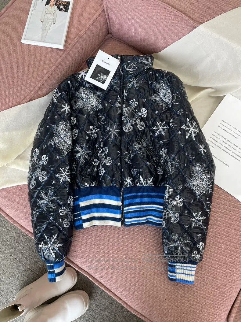Chanel Chanel Black snowflake-printed cotton jacket Size XS / US 0-2 / IT 36-38 - 1 Thumbnail